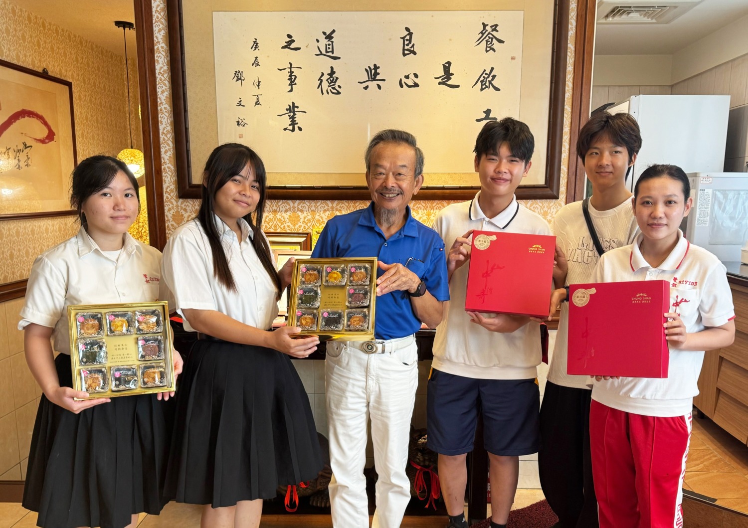 鄧師傅餐飲事業頒發獎學金 助中山工商正規班僑生逐夢 學生手作月餅回饋企業情誼