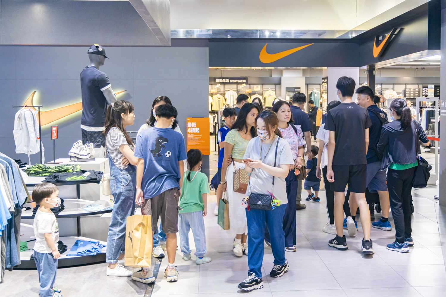 義大連假優惠雙登場！樂園第二人15元 一票暢玩 Outlet 秋冬新裝上市2折起 運動潮流下殺超優惠