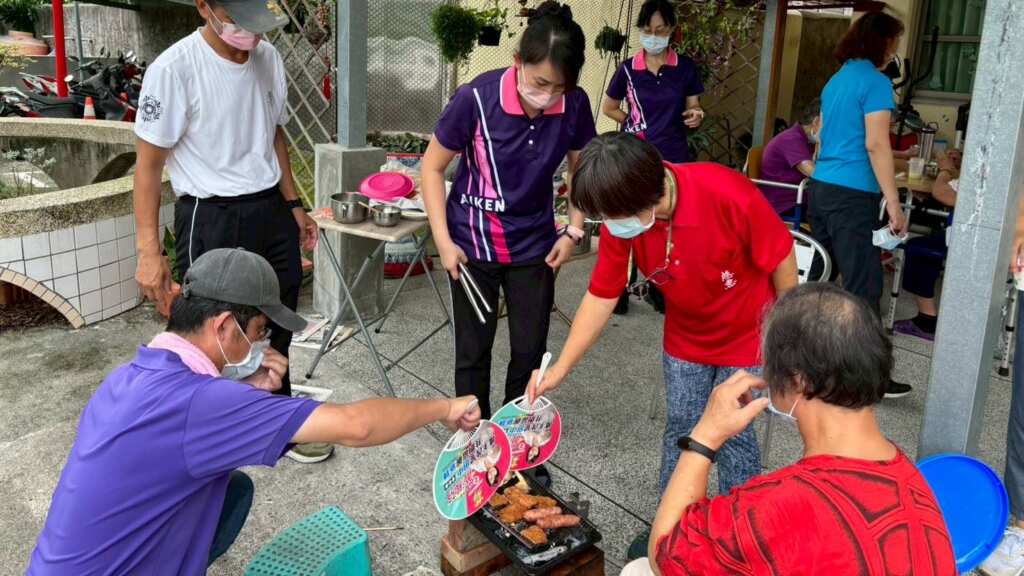 ▲彰化榮家日照中心烤肉活動,一起夯出中秋味樂團圓。(彰化榮家提供)