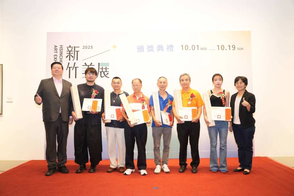 ▲2025新竹美展今日上午在新竹縣政府文化局美術館105展廳舉行頒獎典禮，六大類別共吸引221件作品參賽，其中111件作品脫穎而出。