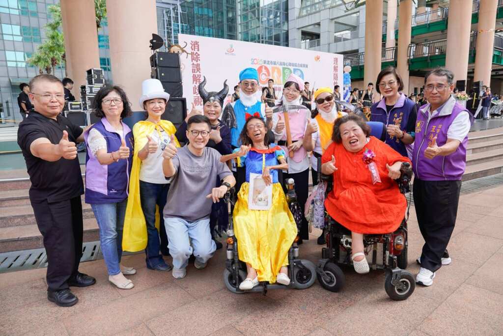 ▲新北市身心障礙成果展4日於市民廣場登場,新北市副秘書長張其強(灰衣者)及社會局長李美珍(右2)與表演者合影。