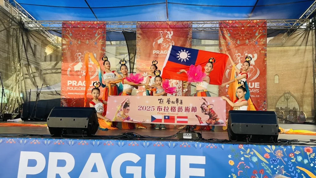 藝向舞集遠赴歐洲,獲邀參加「布拉格藝術節-FolkLore Days」,憑藉精湛表現受邀登上布拉格國家電視台的特別加演舞台,進行全國Live直播