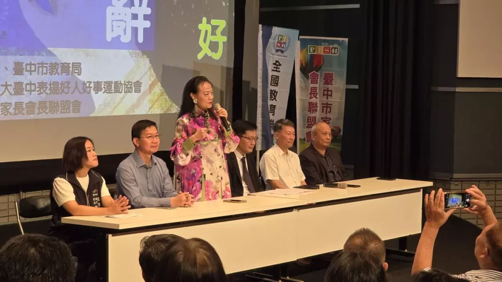 114年好人好事暨社會教育奉獻楷模揭曉 「教育界的俠女」余海倫說明獎項並宣布10月24日頒獎。(圖/陳惠玲攝影)