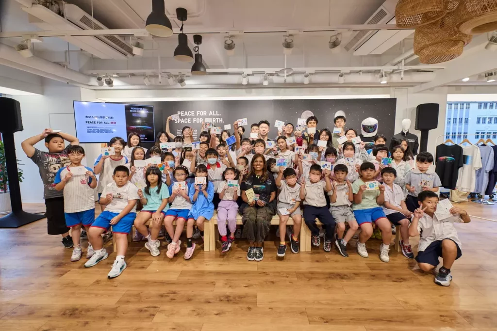 「UNIQLO PEACE FOR ALL 慈善T恤企劃 — 太空人與台灣學子有約現場超過 60 位台灣學子與太空人面對面交流