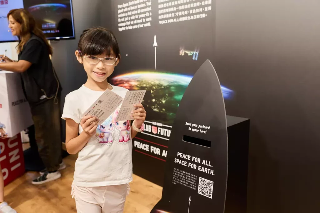 台灣學子孩子們興奮把信投向「外太空」，盼望未來能回到地球、抵達自己手中