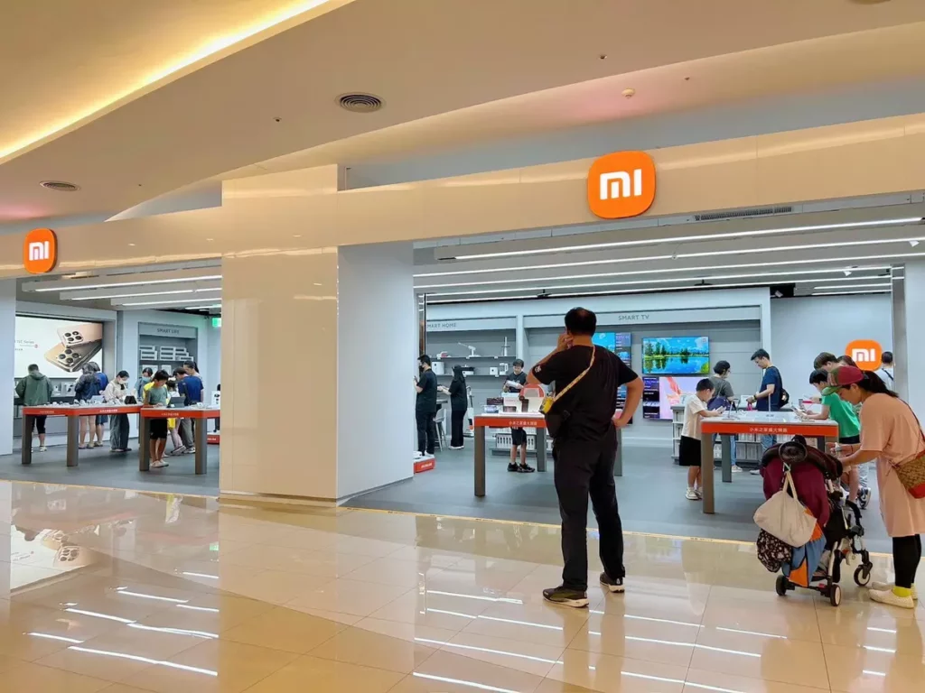 全新開幕的小米之家授權店,陳列小米品牌全系列智慧生活商品,包含手機、平板、筆電