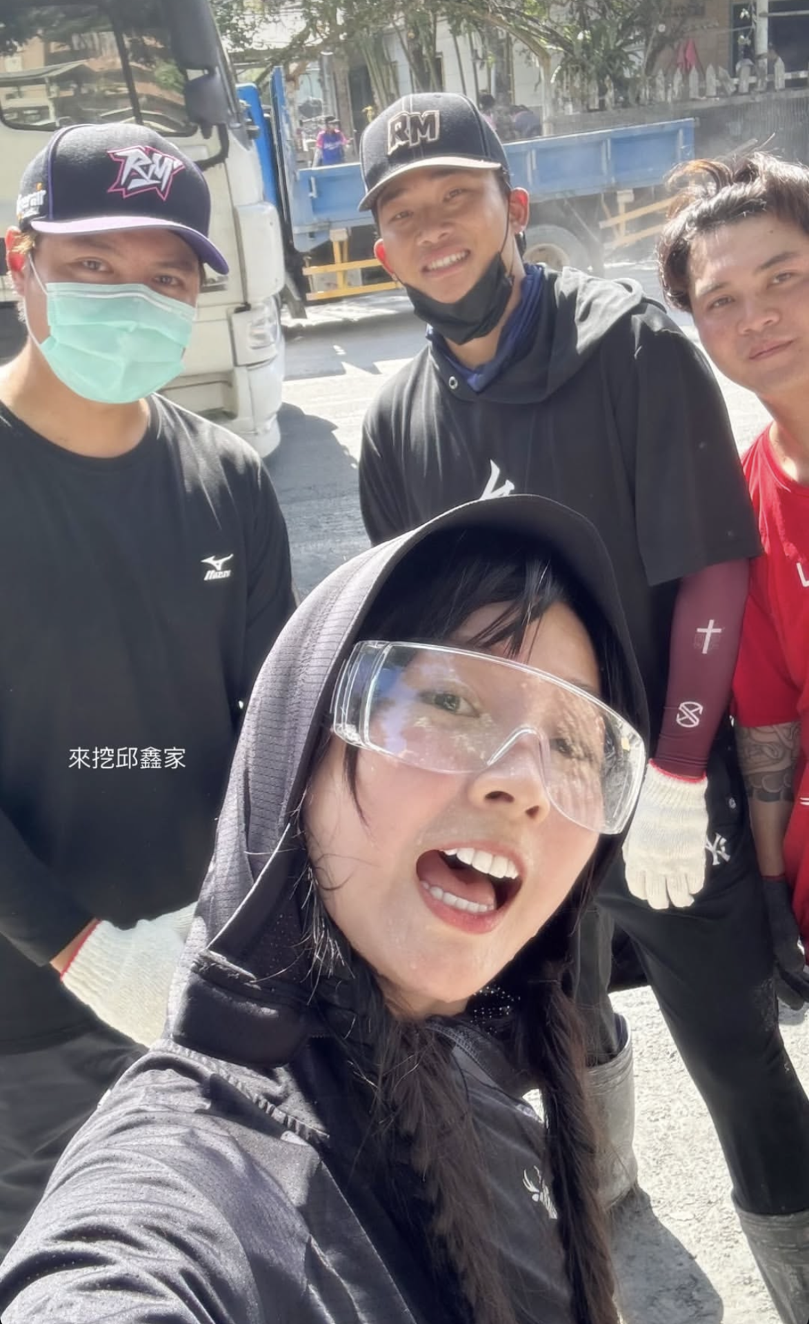 籃籃挺進災區,協助清理作業。(圖/翻攝籃籃IG)