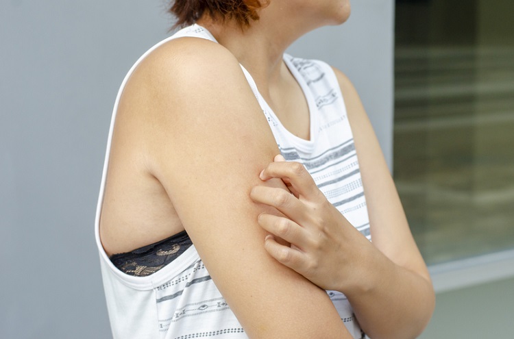 30歲女烤肉吃多就全身癢！醫揪真兇：「5類食物」是地雷  香腸、柚子上榜