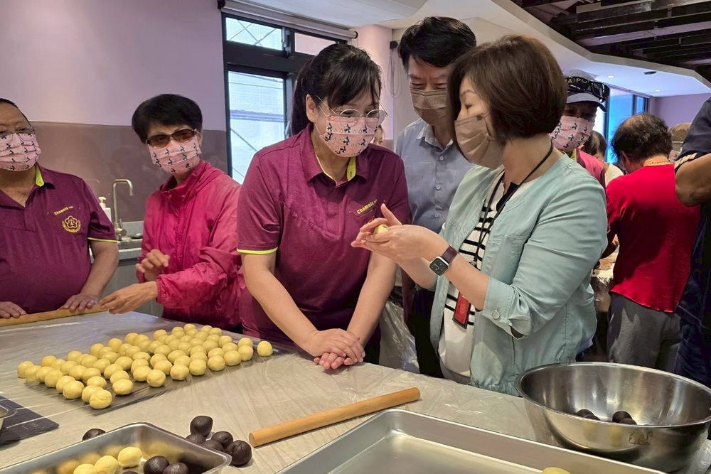 秋節送愛到街頭 基檢攜手社區手作月餅 250 秋節送愛到街頭 基檢攜手社區手作月餅 249