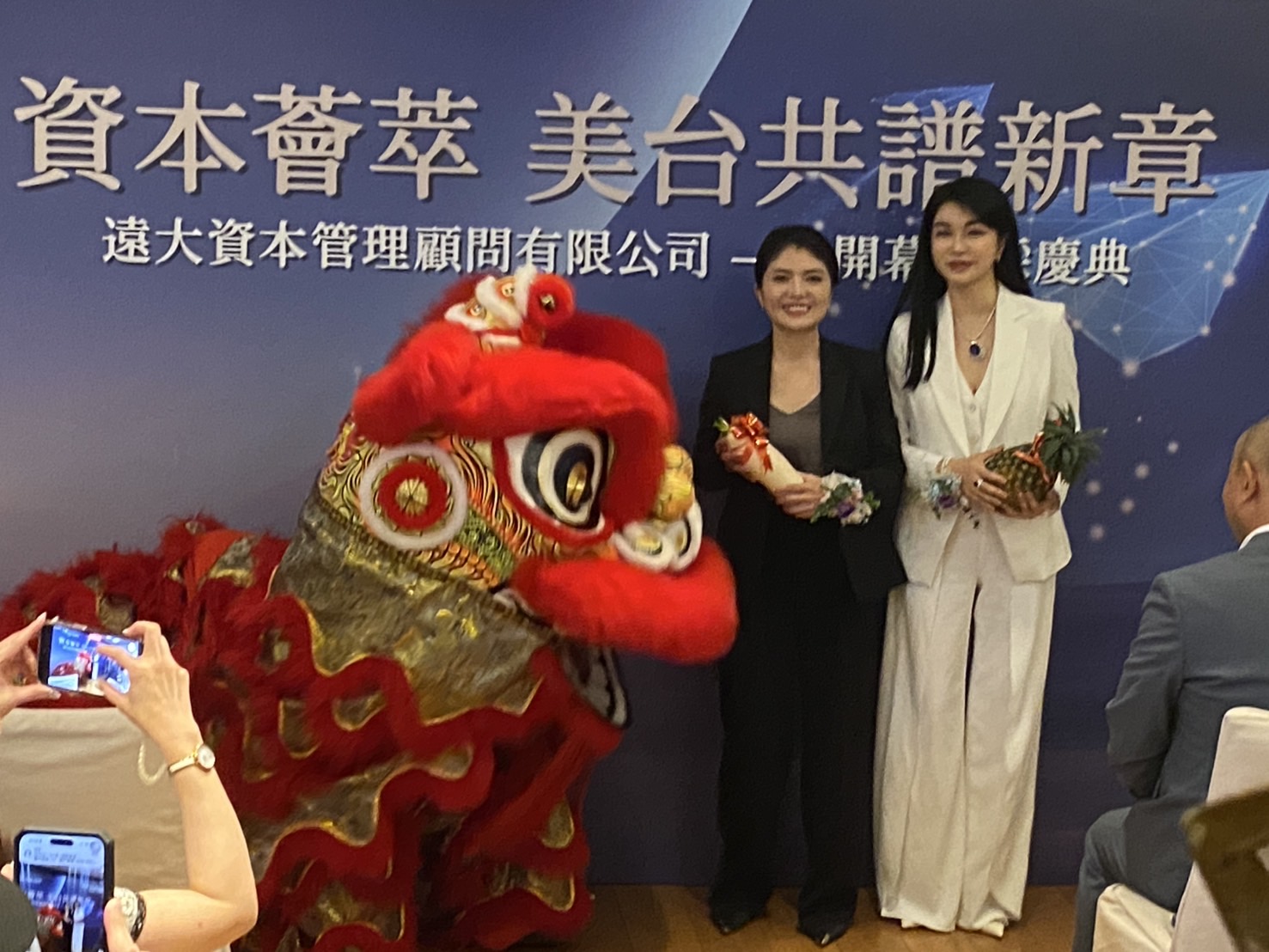 董事長張淑芬(右)和總經理何采芮(左)連袂亮相,迎接獻瑞祥獅,整個開幕儀式過程喜氣洋洋。(記者包克明 攝)