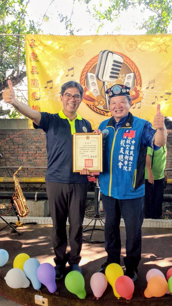 廖總會長表示:他自己和胡瑞忠先後為榮民楷模,攜手公益,義不容辭,反饋服務榮民,不負國家之栽培。(圖/空航技校友總會 提供)