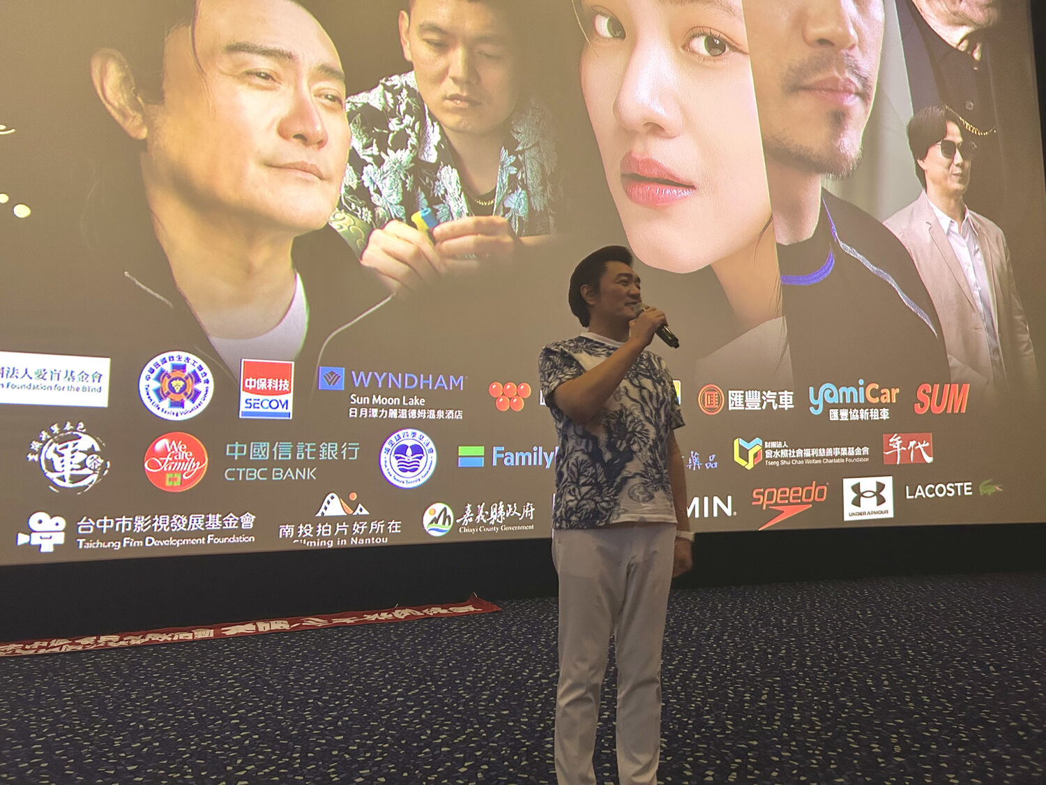 主演兼製片的李㼈今天也到場支持,並提到期待這部電影可以讓觀眾充滿愛和正能量,再將這股能量向外傳遞。(記者翻攝)