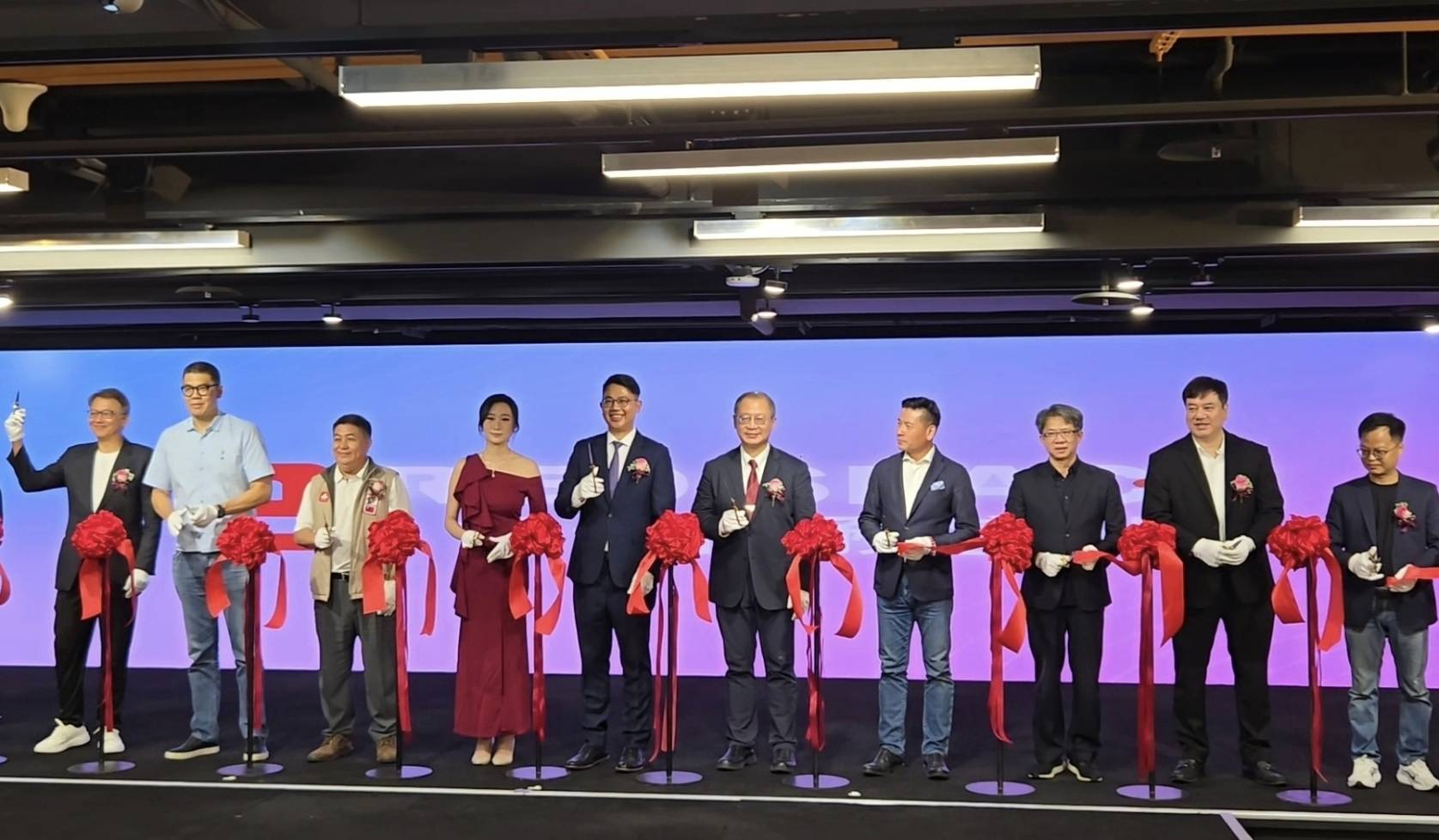 創辦人及貴賓一同剪綵見證台北新地標的誕生。(記者 趙靜姸攝)