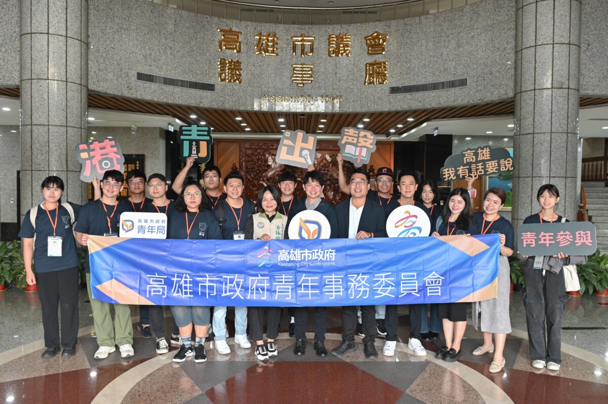 ▲▲高雄市政府第四屆青年事務委員昨（3）日於市議會參訪期間，巧遇市議員邱俊憲（前排右五）、湯詠瑜（前排右七），隨後一行人與青年局長林楷軒（前排右六）合影，共同見證民主殿堂的參與歷程。