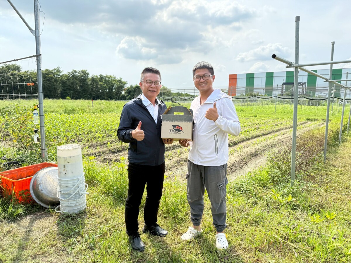 ▲高雄市政府農業局姚志旺局長(左)關懷天菜先生-吳禹宏農場合影。