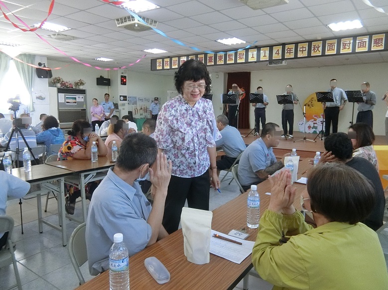 ▲典獄長逐桌慰問懇親家屬。