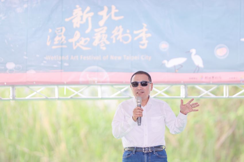 走入濕地守護多元生態 新北濕地藝術季啟動 1 《圖說》2025新北濕地藝術季-種籽之旅啟動,市長侯友宜邀請市民到板橋新月橋下新海二期人工濕地欣賞環境藝術,透過藝術了解環境永續的理念。〈高灘處提供〉