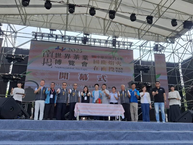 圖文:南投世界茶業博覽會開幕 許淑華親啟2024年封存的茶甕舀出茶葉給茶藝師象徵傳承。