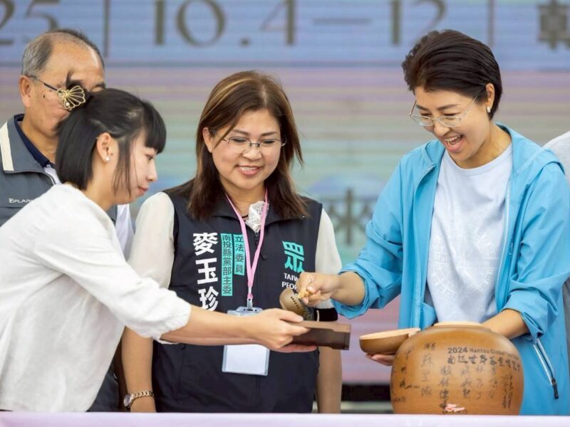 圖文:南投世界茶業博覽會開幕 許淑華親啟2024年封存的茶甕舀出茶葉給茶藝師象徵傳承。