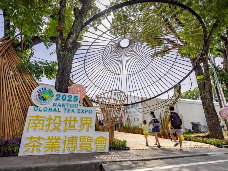 圖文:南投世界茶業博覽會開幕 許淑華親啟2024年封存的茶甕舀出茶葉給茶藝師象徵傳承。