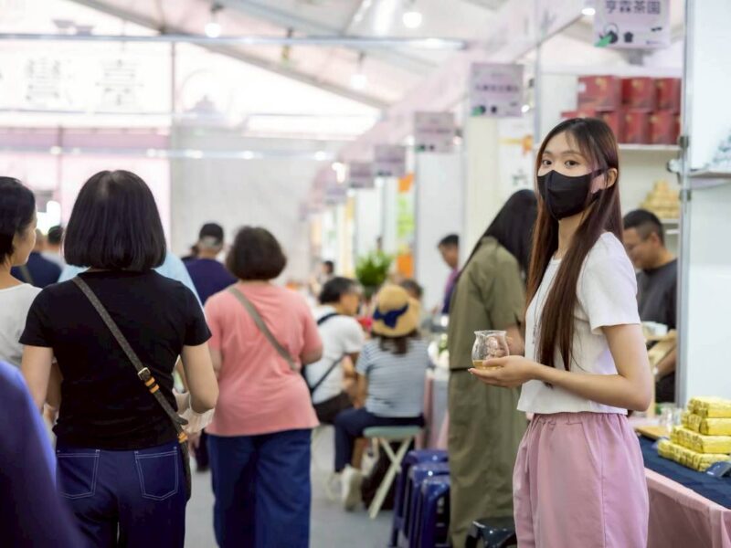 圖文:南投世界茶業博覽會開幕 許淑華親啟2024年封存的茶甕舀出茶葉給茶藝師象徵傳承。