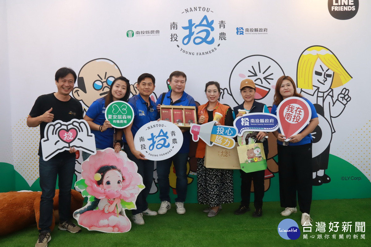 國姓鄉長邱美玲（右三）特地前往探視青農館朋友。（記者扶小萍攝）