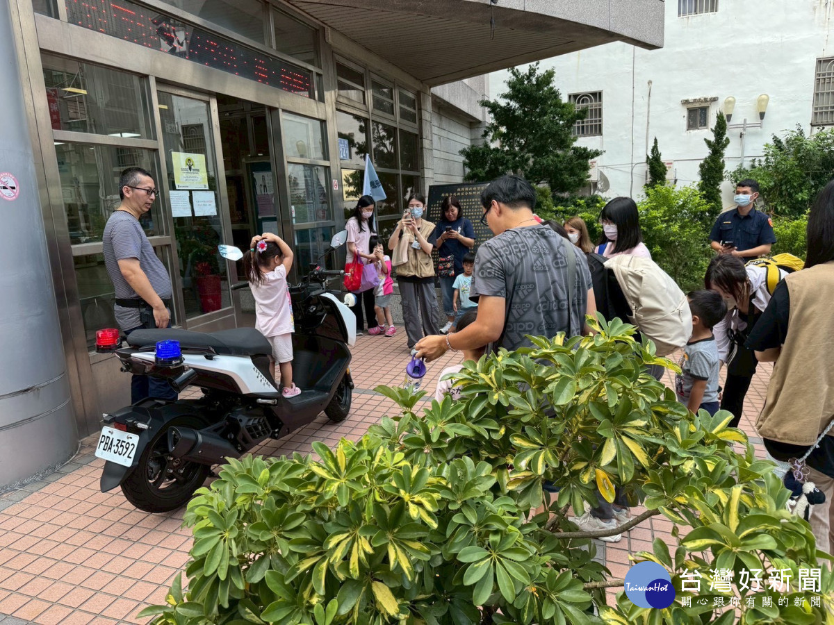 楊梅分局新屋分駐所協助社團法人台灣大心社會福利協會舉辦「職場體驗-小小波麗士」親子活動。