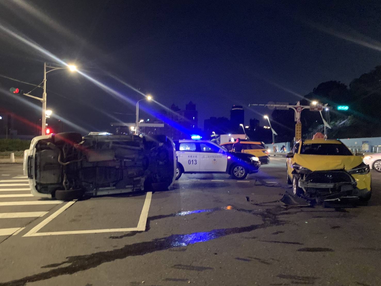 19歲蔡姓男子駕駛休旅車行經路口疑未依規定左轉,與1輛直行的計程車發生碰撞,休旅車被攔腰撞上,當場測翻橫躺路中。