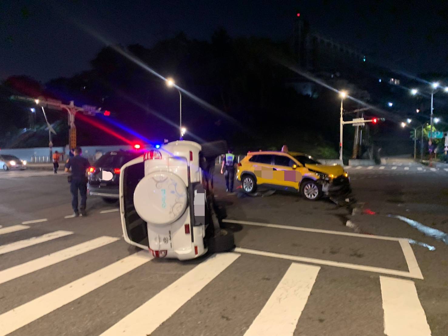 19歲蔡姓男子駕駛休旅車行經路口疑未依規定左轉,與1輛直行的計程車發生碰撞,休旅車被攔腰撞上,當場測翻橫躺路中。