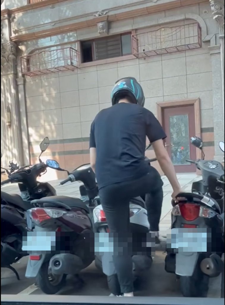 林口男怒踹機車掀「骨牌效應」 三車慘倒網轟:力氣這麼大不去挖土?