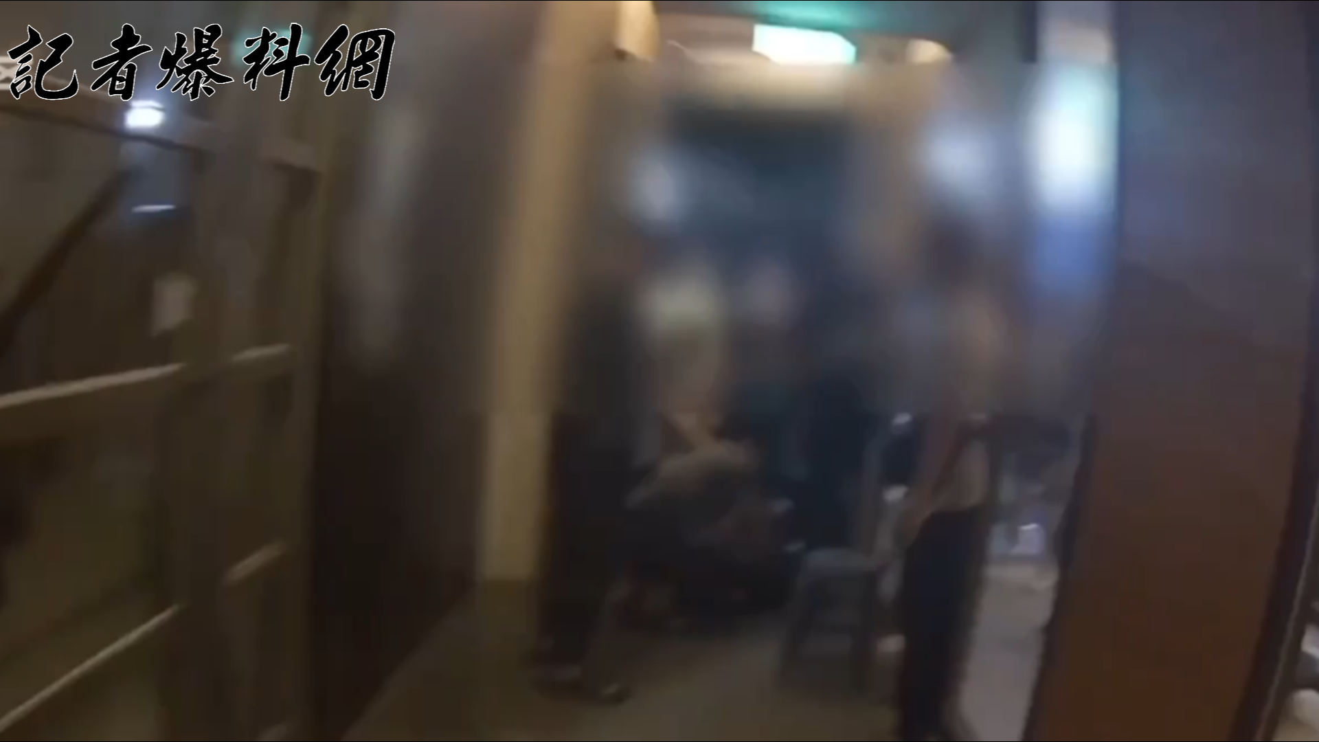 19歲許姓男子疑不滿社區舉辦中秋晚會的歡唱聲音過大,從家中取出開山刀到場「理論」並砍傷鄰居,遭住戶群起圍攻合力壓制。