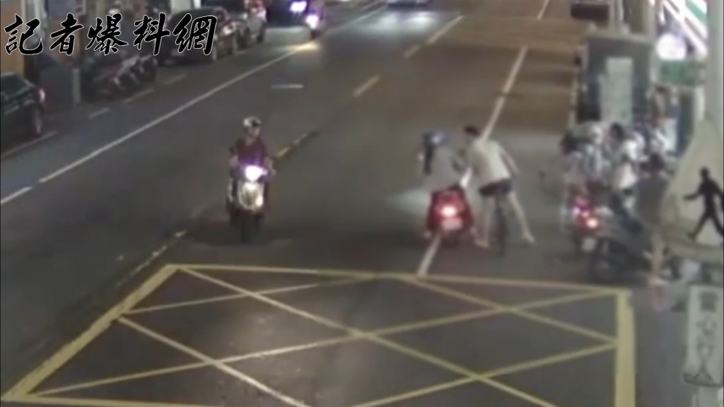 街頭遇惡煞!板橋女騎士遭陌生單車男攔車怒罵、阻擋去路