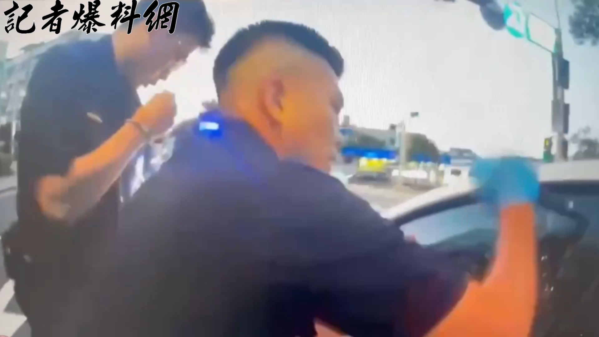 陳男驚醒後發動車輛猛力衝撞警車,員警當機立斷使用警棍實施破窗。