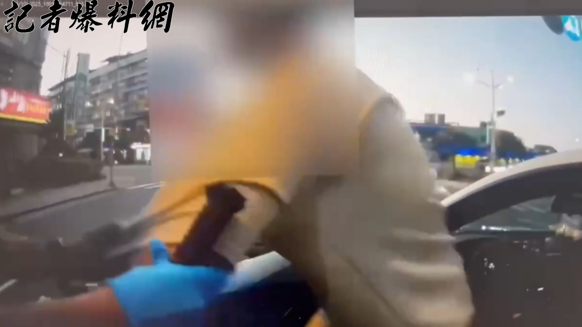 警員當機立斷,立即使用破窗器敲破車窗,將陳男拉下車壓制逮捕。