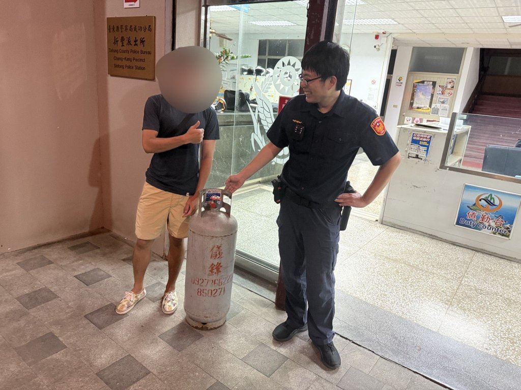 台東成功海邊網紅咖啡廳瓦斯桶被偷 警方獲報1小時內逮捕竊嫌找回瓦斯桶