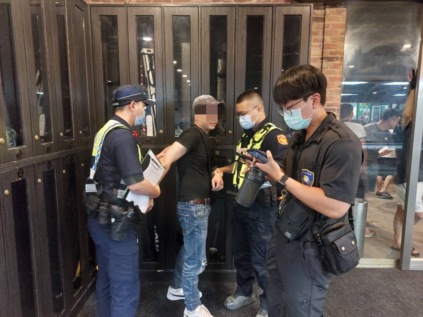 桃園市中壢警分局昨(4)日晚間會同移民署桃園專勤隊,針對轄內中壢火車站周邊及中平商圈的移工消費場所,執行「外來人口治安顧慮場所臨檢查察專案勤務」。