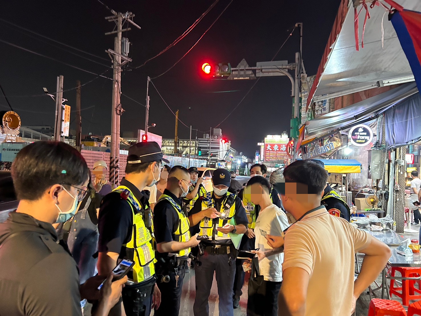 桃園市中壢警分局昨(4)日晚間會同移民署桃園專勤隊,針對轄內中壢火車站周邊及中平商圈的移工消費場所,執行「外來人口治安顧慮場所臨檢查察專案勤務」。