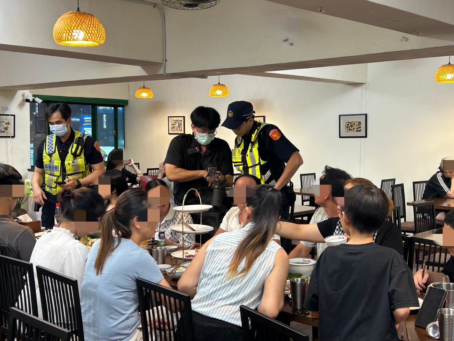 桃園市中壢警分局昨(4)日晚間會同移民署桃園專勤隊,針對轄內中壢火車站周邊及中平商圈的移工消費場所,執行「外來人口治安顧慮場所臨檢查察專案勤務」。