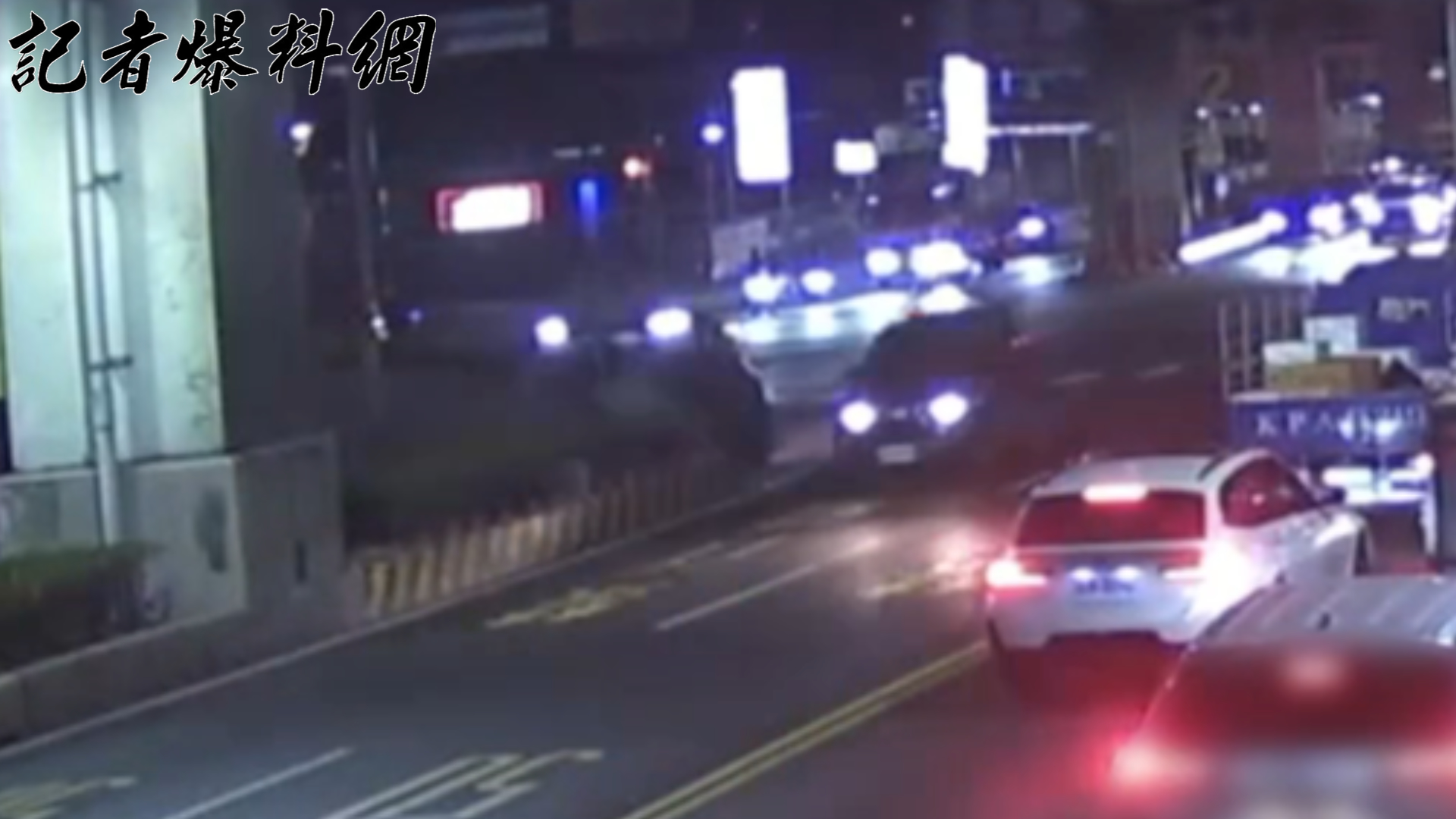 新北市新莊區昨(4)日深夜23時許發生1起自撞車禍。