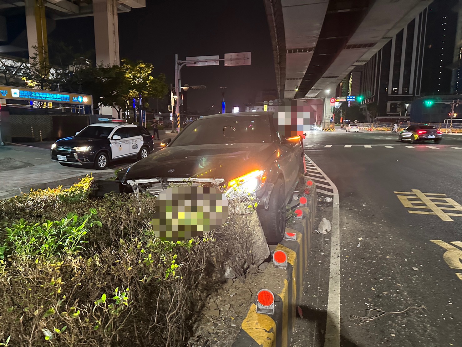 24歲許姓男子駕駛自小客車行經新北大道時,疑似因為疲勞駕駛,不慎失控自撞快慢車道分隔島。