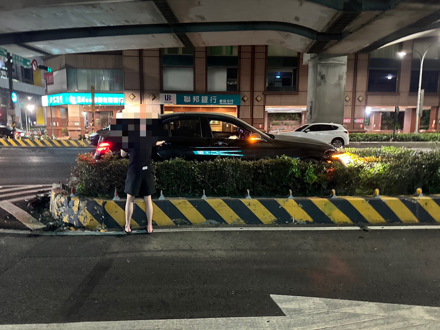 許男疑因精神不濟,直接撞上快慢車道之間的分隔島,車輛當場「騎上」分隔島。