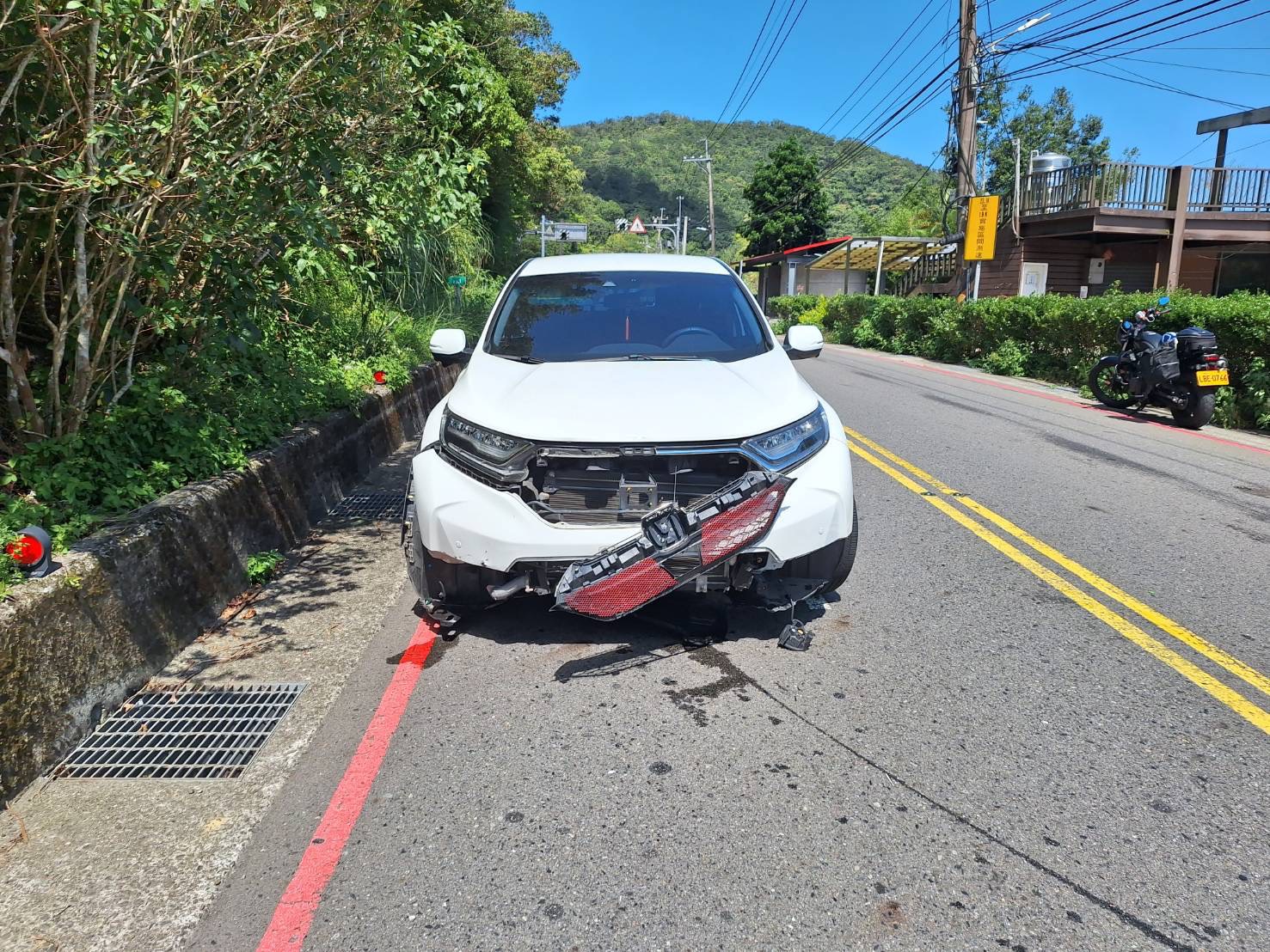 陳男駕駛的休旅車車頭毀損。