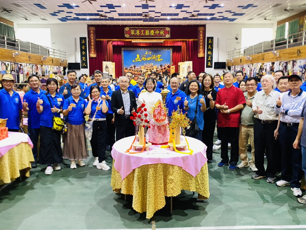 ▲本屆活動以「匠心獻媽祖」為主軸,號召來自全國的114位傳統工藝師共襄盛舉,展出橫跨木雕、彩繪、紙雕、粧佛、剪黏、交趾陶等十多種工藝作品。(記者陳雅琪攝)