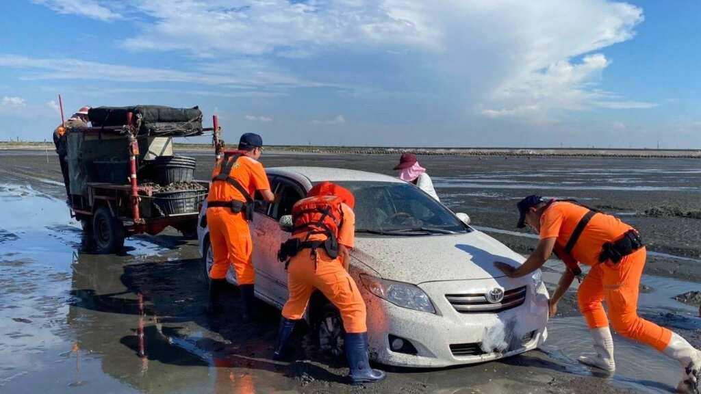 ▲白轎車誤闖福寶蚵道陷沙泥,海巡啟動智慧監控急救援。(王功安檢所提供)