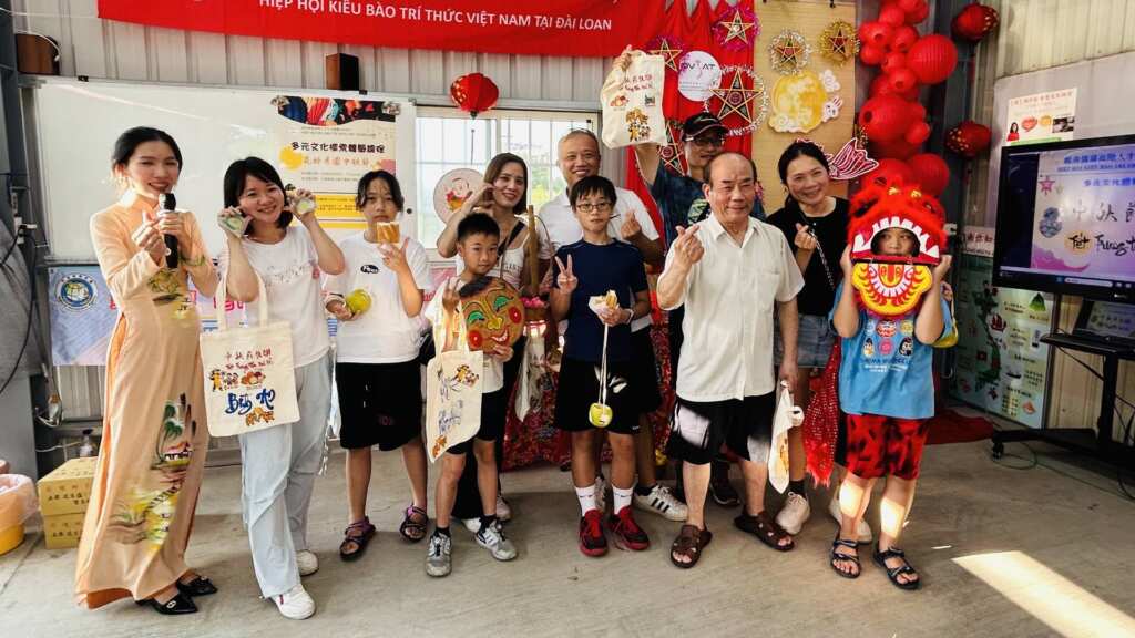 ▲民眾認識不同文化對中秋與團圓的詮釋,在傳統佳節中感受跨文化的交流與溫暖。(記者林明佑翻攝)