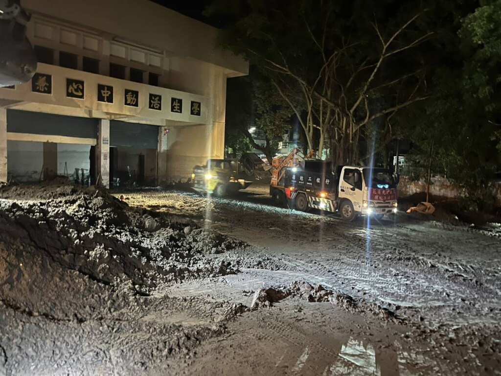 ▲跨縣市攜手清淤重建，為光復鄉學子重拾希望的校園。