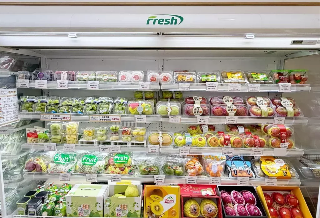 Fresh店型導入多樣化的生鮮蔬果、肉品海鮮與在地特色食材,展現「高端食材」搭配「日常生鮮」的獨特定位