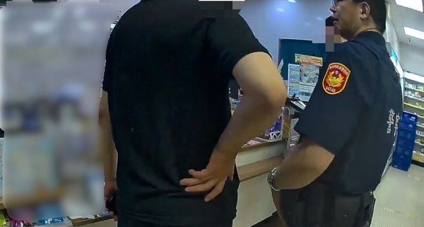 26歲男超商買菸店員認「未成年」拒賣 跳針狂問「那我像幾歲?」 212 26歲男超商買菸店員認「未成年」拒賣 跳針狂問「那我像幾歲?」 211