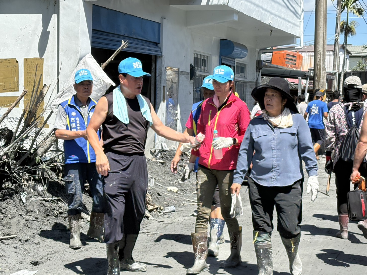 黃仁多次親赴大華村中興路慰問並協助災民清淤整建家園。(圖/黃仁國會辦公室)