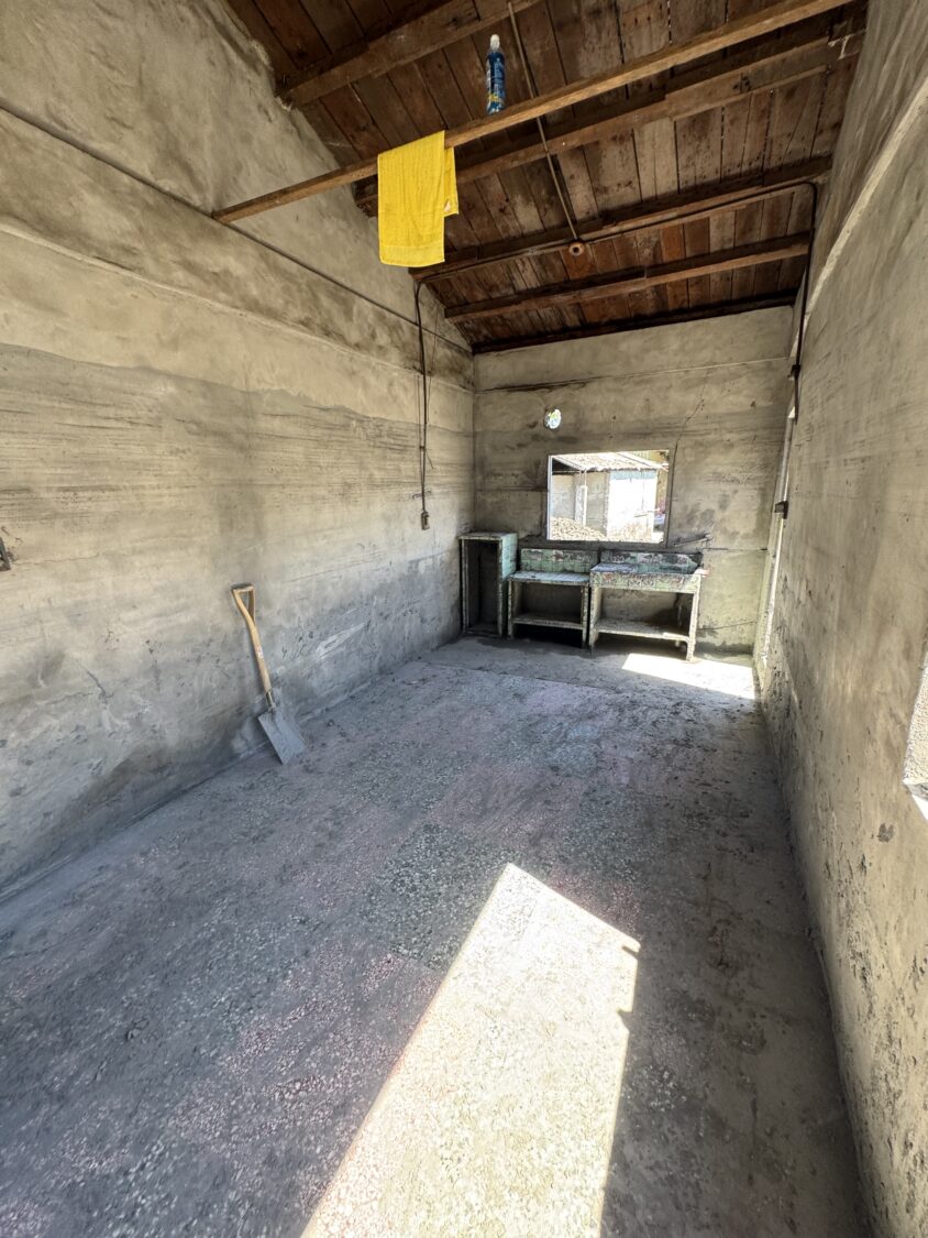 歷經十餘日不眠不休的清理,中興路642號受災戶室內已清空。(圖/黃仁國會辦公室)